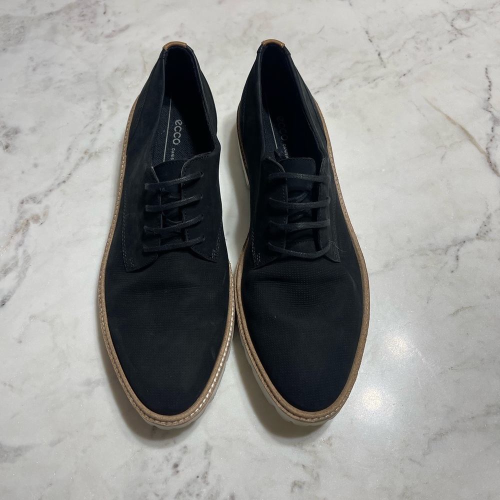 Lightly used women’s Ecco Oxford tailored tie shoes, size 40